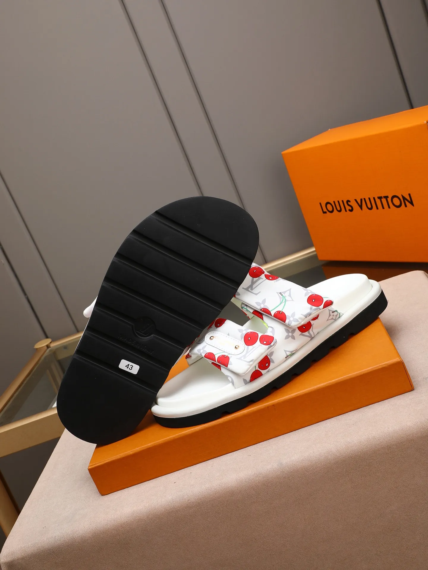 PP360 [LOUIS VUITTON] Louis Vuitton, LV printing, men's and women's slippers are on the market. The drawer box packaging comes with a cloth bag and a card. The upper pattern looks very soft and waxy, and it is a super versatile leg slimming tool. Fabric: imported denim/canvas/old fabric, LV hardware LOGO, official website pattern printing, comfortable to wear, feet: high-elastic PU water table. Sole: foam sole, heel height: about 5cm. Code number: 35-46, 35, 45, 46 are custom-made and non-returnable. Color: multiple colors and styles available.